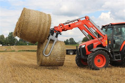 Tracteur Kubota M6-142 équipé d'un chargeur frontal en plein travail agricole