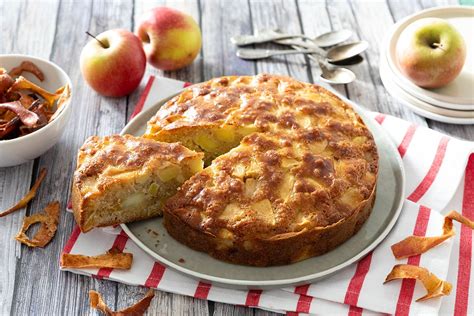 Photo d'un gâteau rustique aux pommes et noisettes en sortie de four