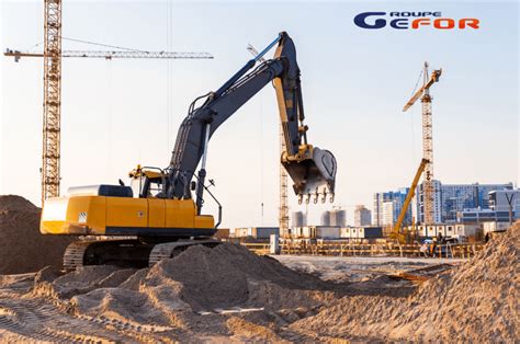Entretien d'une machine de chantier par une équipe spécialisée