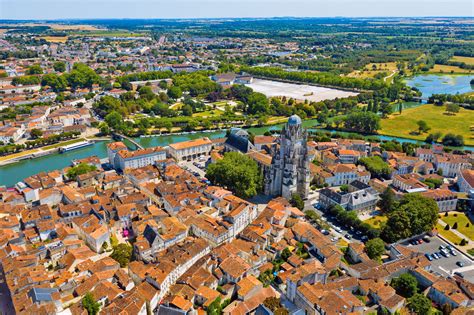 Paysage agricole typique de la Charente-Maritime avec ses serres maraîchères et ses terres fertiles