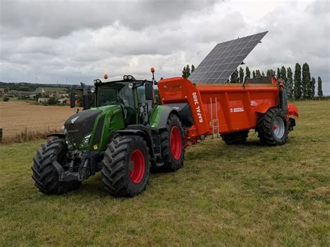 Photo du tracteur Fendt 939 attelé à un épandeur Terra One