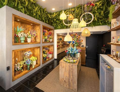 une boutique de fleurs artisanale avec des compositions florales colorées