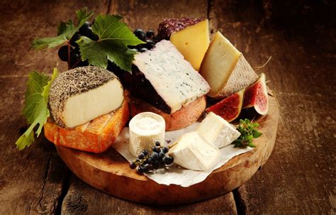Plateau de fromages Comté avec différentes maturités et produits locaux