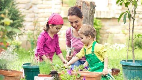 enfants jardinage