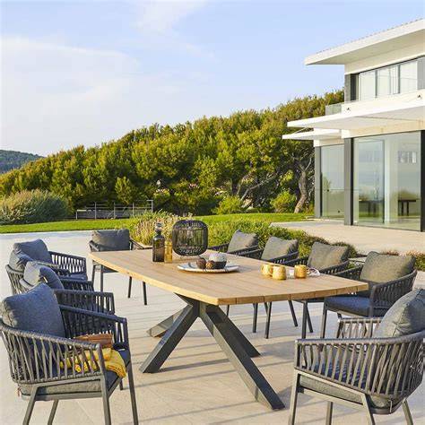 Table dressée dans le jardin de La Maison Pic