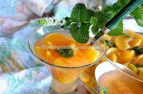 Nage de pêches à l'hibiscus avec menthe fraîche