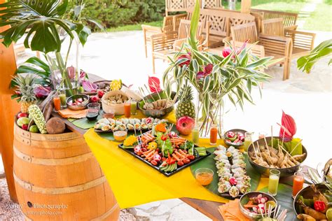 Buffet tropical avec salade de fruits exotiques et brochettes de crevettes