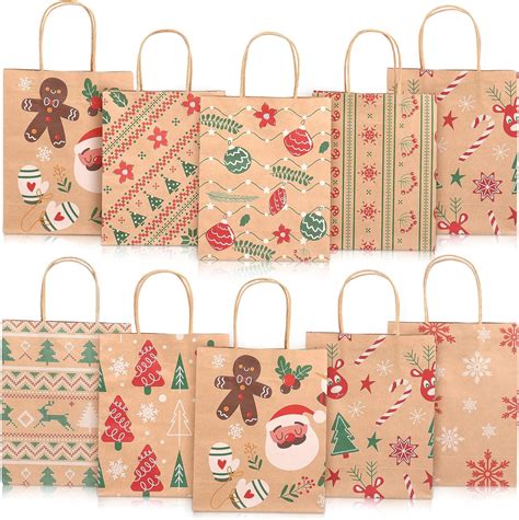 Petits sacs cadeaux avec des sucreries tropicales et des colliers de fleurs