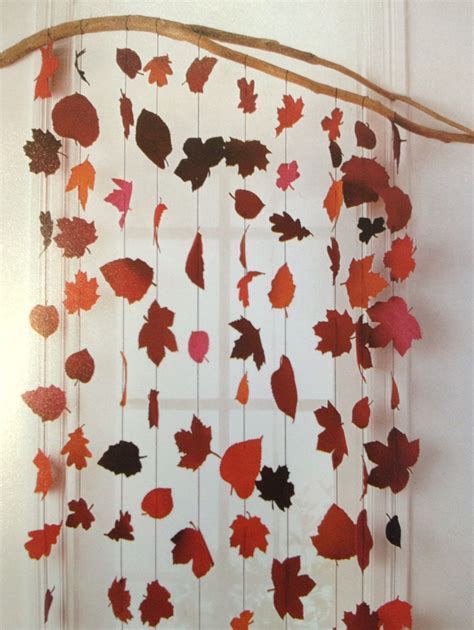 Guirlandes de feuilles de palmier et d'hibiscus en papier crépon suspendues