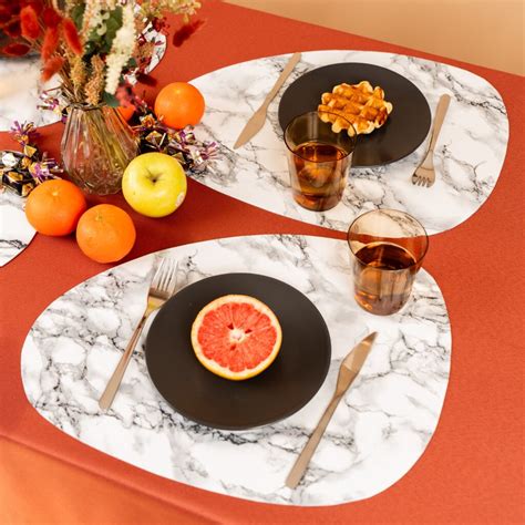 Sets de table en forme de feuilles de Monstera et couverts en bois