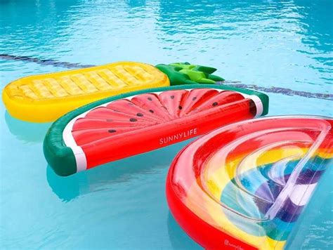 Piscine avec bouées gonflables tropicales