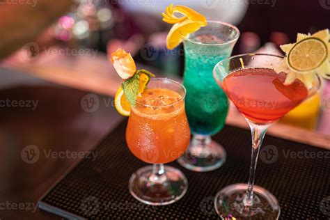 Bar à cocktails avec fruits exotiques, sirops et accessoires