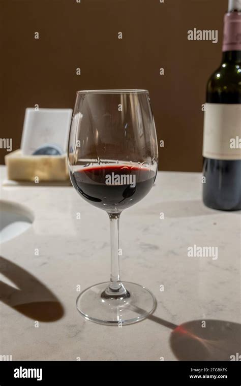 Dégustation de vin rouge vieilli en cave