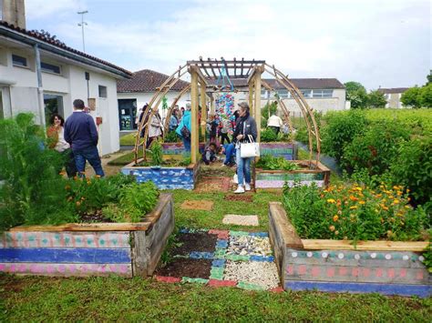 enfants dans un jardin pédagogique