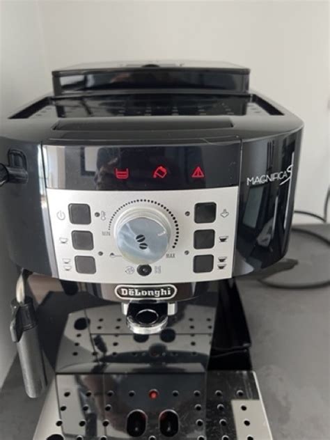 Image d'un bac à marc de café plein dans une cafetière