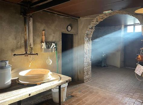Intérieur d'une ancienne fruitière avec cuve de fabrication