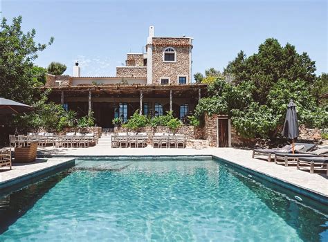 Piscine extérieure et architecture wabi-sabi à La Granja Ibiza