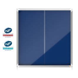 Détail de la surface en feutre bleu d'une vitrine