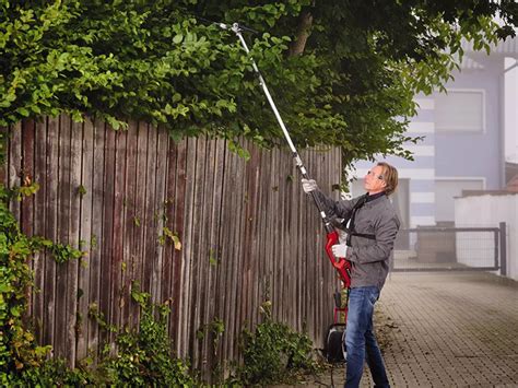 Sécateur électrique Einhell en action lors d'une taille de haie