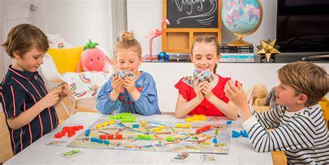 Enfants jouant avec un au pair dans un salon, avec des jouets dispersés