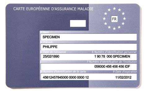 Carte d'assurance maladie européenne avec un fond flou d'hôpital