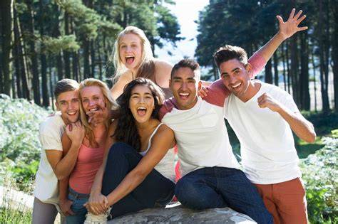 Groupe de jeunes au pairs souriants lors d'une excursion touristique