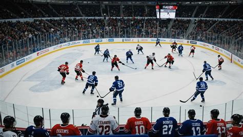 Un match de hockey sur glace intense avec des joueurs en action sur la patinoire