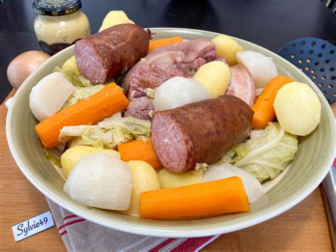 Visuel d'une potée traditionnelle de rillettes artisanales dans un atelier de charcuterie