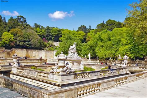 Représentation des jardins romains de l'Antiquité, ornés de sculptures et de vases monumentaux