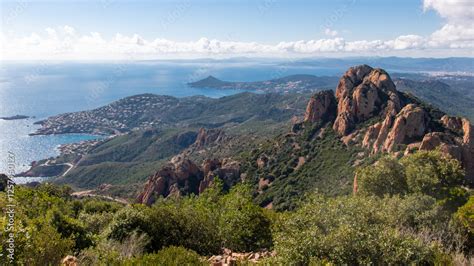 Vue panoramique depuis le Cap Roux sur la Méditerranée et l'Île d'Or