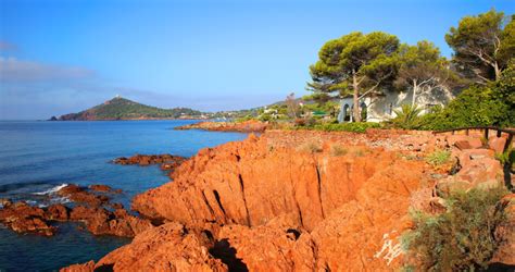 Falaises rouges de l'Estérel plongeant vers la mer