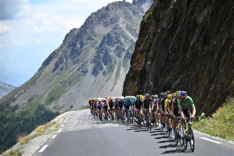 Photo d'archives d'un peloton professionnel en éventail lors d'une étape du Tour de France
