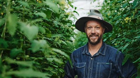Portrait de Jean-Martin Fortier travaillant dans son jardin