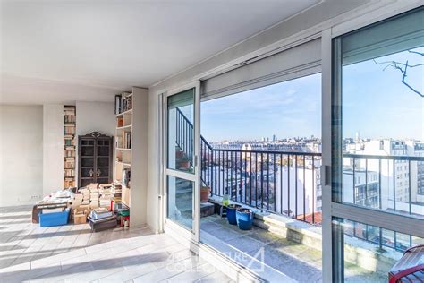 Vue du salon de l'appartement à l'angle de la rue La Fontaine et du hameau Béranger