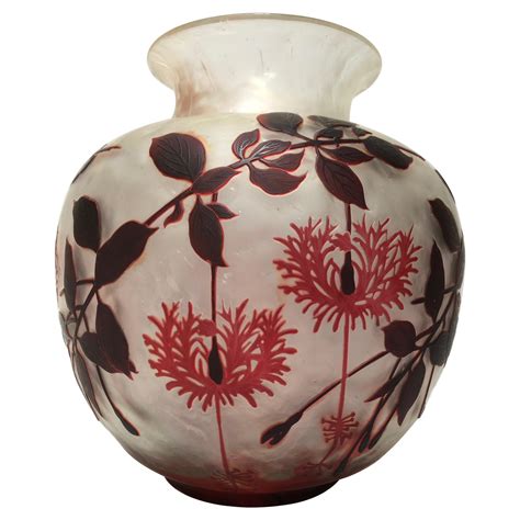 Signature de Guimard au culot du vase de la Cristallerie de Pantin