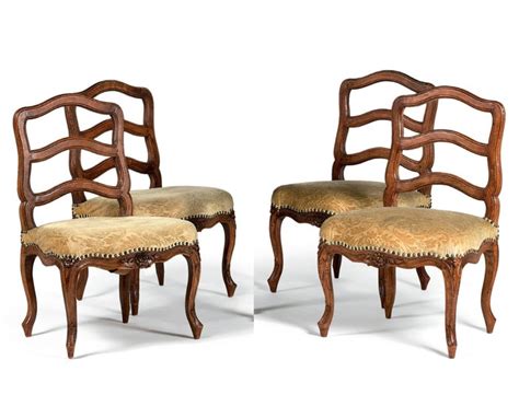 Chaises à Dossiers Mouvementés, Ajourés à Décor Trilobé Sculpté