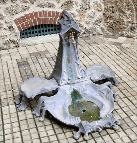 Fontaine de la cour du Castel Béranger