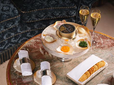 Une sélection raffinée de caviar et de champagne présentée sur un plateau argenté