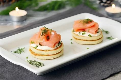 Détail d'un dressage de blinis au saumon Tsarina et caviar