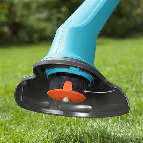 Vue d'ensemble du coupe-bordures Gardena SmallCut 300 dans un jardin