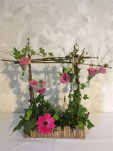 Composition florale printanière avec géraniums et surfinias