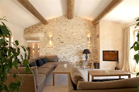 Intérieur d'un gîte typique à Bréhat avec murs en pierre et décoration cosy
