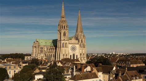 Vue d'ensemble sur le paysage architectural et naturel de la région de Chartres