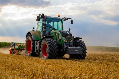 Tracteur Fendt 828 travaillant dans un champ pour l'épandage