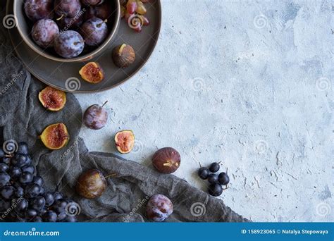 Assortiment de fruits pruineux (prunes, raisins, mirabelles)