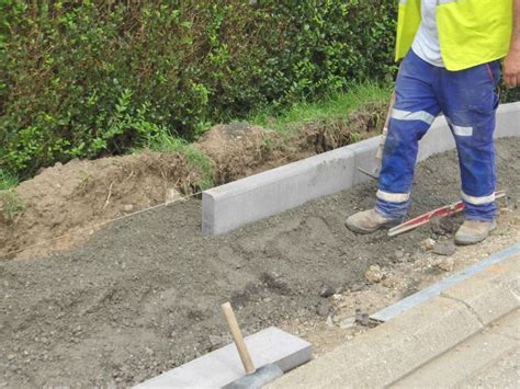 Schéma technique illustrant l'installation d'une bordure métallique dans un jardin