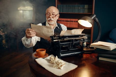 Portrait stylisé d'un écrivain dans son bureau, entouré de livres et de manuscrits