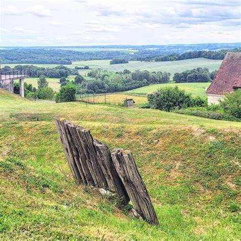 Paysage du Chemin des Dames avec ses monuments commémoratifs et ses tranchées historiques