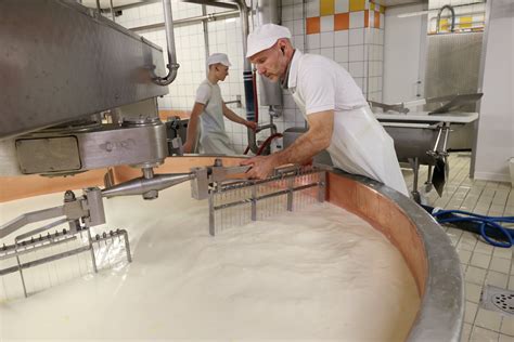 Cuves en cuivre traditionnelles utilisées pour la fabrication du Gruyère