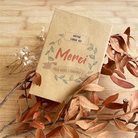 Un sachet de graines personnalisé posé sur une table de baptême fleurie